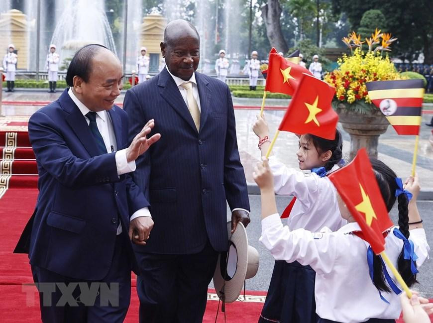 Chủ tịch nước Nguyễn Xuân Phúc và Tổng thống Uganda Yoweri Kaguta Museve với thiếu nhi Hà Nội tại lễ đón. (Ảnh: Thống Nhất/TTXVN) Chủ tịch nước Nguyễn Xuân Phúc và Tổng thống Uganda Yoweri Kaguta Museve với thiếu nhi Hà Nội tại lễ đón. (Ảnh: Thống Nhất/TTXVN)