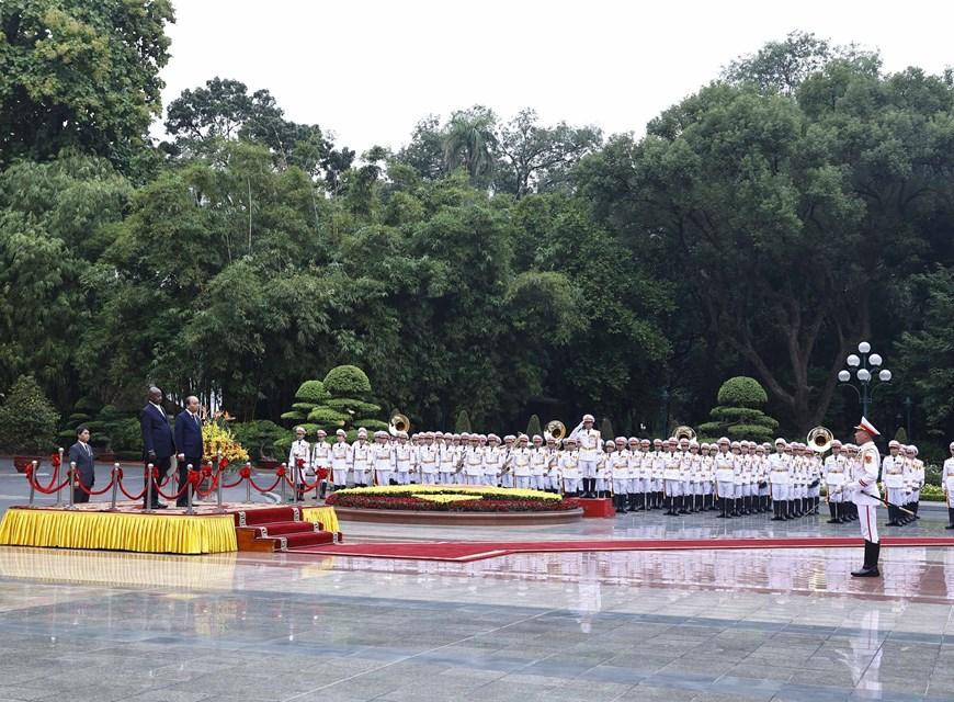 Chủ tịch nước Nguyễn Xuân Phúc và Tổng thống Uganda Yoweri Kaguta Museve duyệt Đội danh dự Quân đội nhân dân Việt Nam. (Ảnh: Thống Nhất/TTXVN) Chủ tịch nước Nguyễn Xuân Phúc và Tổng thống Uganda Yoweri Kaguta Museve duyệt Đội danh dự Quân đội nhân dân Việt Nam. (Ảnh: Thống Nhất/TTXVN)