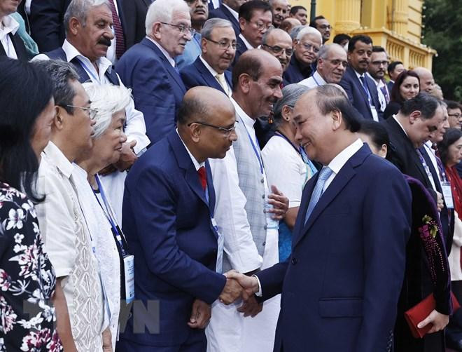 Chủ tịch nước Nguyễn Xuân Phúc với đoàn đại biểu dự Đại hội 22 Hội đồng Hòa bình thế giới. (Ảnh: Thống Nhất/TTXVN) Chủ tịch nước Nguyễn Xuân Phúc với đoàn đại biểu dự Đại hội 22 Hội đồng Hòa bình thế giới. (Ảnh: Thống Nhất/TTXVN)