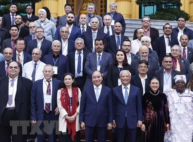 Chủ tịch nước Nguyễn Xuân Phúc với đoàn đại biểu dự Đại hội 22 Hội đồng Hòa bình thế giới. (Ảnh: Thống Nhất/TTXVN) Chủ tịch nước Nguyễn Xuân Phúc với đoàn đại biểu dự Đại hội 22 Hội đồng Hòa bình thế giới. (Ảnh: Thống Nhất/TTXVN)