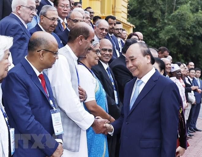 Chủ tịch nước Nguyễn Xuân Phúc với đoàn đại biểu dự Đại hội 22 Hội đồng Hòa bình thế giới. (Ảnh: Thống Nhất/TTXVN) Chủ tịch nước Nguyễn Xuân Phúc với đoàn đại biểu dự Đại hội 22 Hội đồng Hòa bình thế giới. (Ảnh: Thống Nhất/TTXVN)