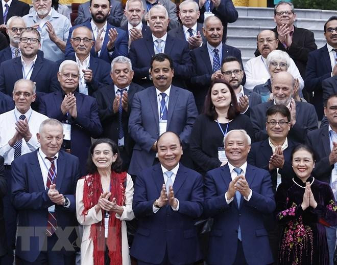 Chủ tịch nước Nguyễn Xuân Phúc với đoàn đại biểu dự Đại hội 22 Hội đồng Hòa bình thế giới. (Ảnh: Thống Nhất/TTXVN) Chủ tịch nước Nguyễn Xuân Phúc với đoàn đại biểu dự Đại hội 22 Hội đồng Hòa bình thế giới. (Ảnh: Thống Nhất/TTXVN)