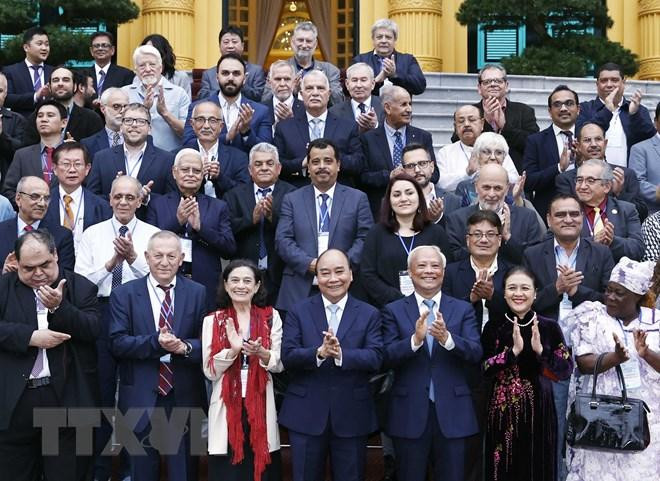 Chủ tịch nước Nguyễn Xuân Phúc với đoàn đại biểu dự Đại hội 22 Hội đồng Hòa bình thế giới. (Ảnh: Thống Nhất/TTXVN) Chủ tịch nước Nguyễn Xuân Phúc với đoàn đại biểu dự Đại hội 22 Hội đồng Hòa bình thế giới. (Ảnh: Thống Nhất/TTXVN)