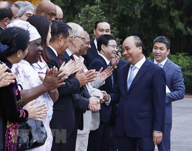 Chủ tịch nước Nguyễn Xuân Phúc với đoàn đại biểu dự Đại hội 22 Hội đồng Hòa bình thế giới. (Ảnh: Thống Nhất/TTXVN) Chủ tịch nước Nguyễn Xuân Phúc với đoàn đại biểu dự Đại hội 22 Hội đồng Hòa bình thế giới. (Ảnh: Thống Nhất/TTXVN)