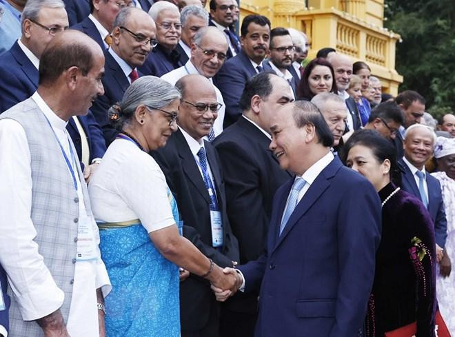 Chủ tịch nước Nguyễn Xuân Phúc với đoàn đại biểu dự Đại hội 22 Hội đồng Hòa bình thế giới. (Ảnh: Thống Nhất/TTXVN) Chủ tịch nước Nguyễn Xuân Phúc với đoàn đại biểu dự Đại hội 22 Hội đồng Hòa bình thế giới. (Ảnh: Thống Nhất/TTXVN)