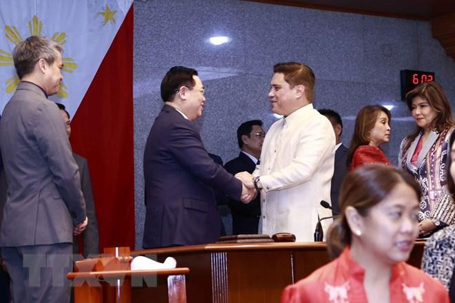 Chủ tịch Thượng viện Juan Miguel F. Zubiri và Chủ tịch Quốc hội Vương Đình Huệ tại buổi dự khán phiên họp Thượng viện. (Ảnh: Doãn Tấn/TTXVN) Chủ tịch Thượng viện Juan Miguel F. Zubiri và Chủ tịch Quốc hội Vương Đình Huệ tại buổi dự khán phiên họp Thượng viện. (Ảnh: Doãn Tấn/TTXVN)