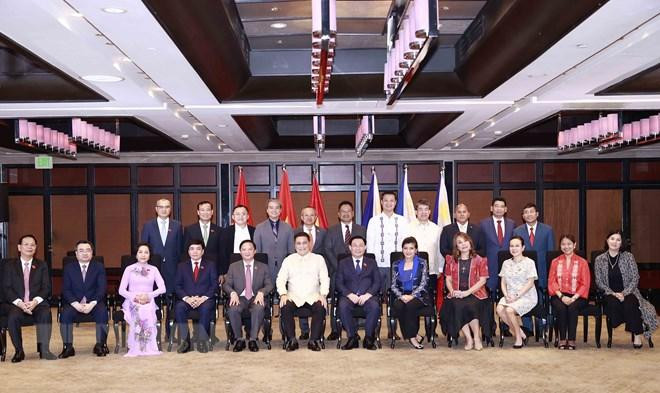 Chủ tịch Quốc hội Vương Đình Huệ và Chủ tịch Thượng viện Juan Miguel F. Zubiri với đại biểu. (Ảnh: Doãn Tấn/TTXVN) Chủ tịch Quốc hội Vương Đình Huệ và Chủ tịch Thượng viện Juan Miguel F. Zubiri với đại biểu. (Ảnh: Doãn Tấn/TTXVN)