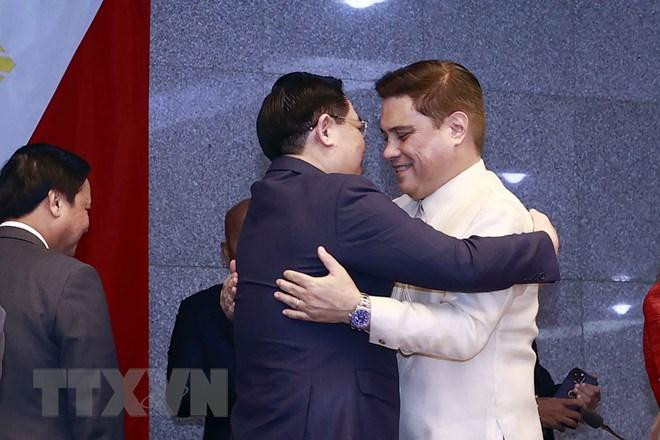 Chủ tịch Thượng viện Juan Miguel F. Zubiri và Chủ tịch Quốc hội Vương Đình Huệ tại buổi dự khán phiên họp Thượng viện. (Ảnh: Doãn Tấn/TTXVN) Chủ tịch Thượng viện Juan Miguel F. Zubiri và Chủ tịch Quốc hội Vương Đình Huệ tại buổi dự khán phiên họp Thượng viện. (Ảnh: Doãn Tấn/TTXVN)