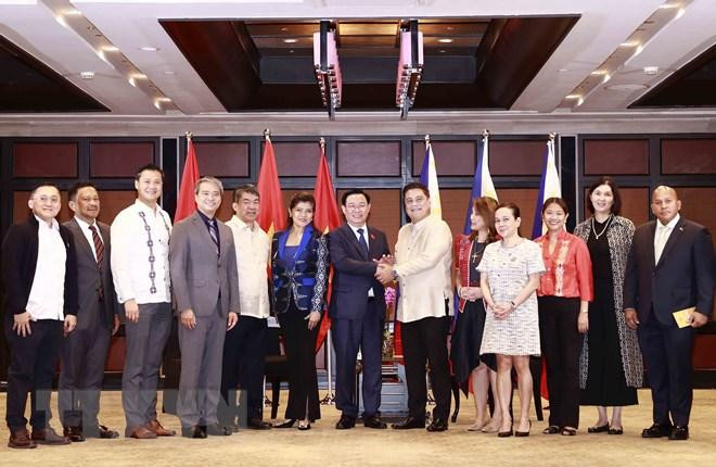 Chủ tịch Quốc hội Vương Đình Huệ và Chủ tịch Thượng viện Juan Miguel F. Zubiri với đại biểu. (Ảnh: Doãn Tấn/TTXVN) Chủ tịch Quốc hội Vương Đình Huệ và Chủ tịch Thượng viện Juan Miguel F. Zubiri với đại biểu. (Ảnh: Doãn Tấn/TTXVN)