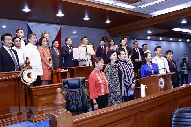 Chủ tịch Thượng viện Juan Miguel F. Zubiri trao Nghị quyết thúc đẩy quan hệ, hợp tác nghị viện giữa hai nước tại buổi dự khán phiên họp Thượng viện. (Ảnh: Doãn Tấn/TTXVN) Chủ tịch Thượng viện Juan Miguel F. Zubiri trao Nghị quyết thúc đẩy quan hệ, hợp tác nghị viện giữa hai nước tại buổi dự khán phiên họp Thượng viện. (Ảnh: Doãn Tấn/TTXVN)