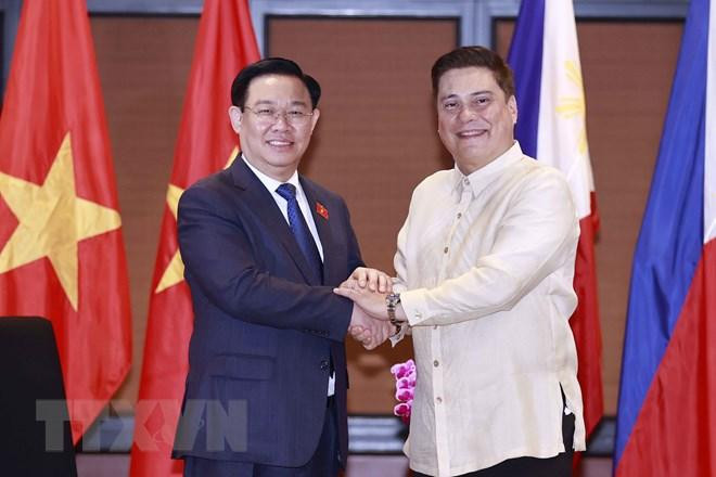 Chủ tịch Thượng viện Philippines Juan Miguel F. Zubiri và Chủ tịch Quốc hội Vương Đình Huệ tại hội đàm. (Ảnh: Doãn Tấn/TTXVN) Chủ tịch Thượng viện Philippines Juan Miguel F. Zubiri và Chủ tịch Quốc hội Vương Đình Huệ tại hội đàm. (Ảnh: Doãn Tấn/TTXVN)