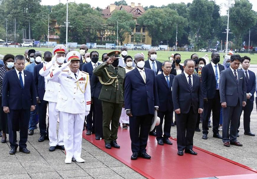 Tổng thống Uganda Yoweri Kaguta Museveni tưởng niệm Chủ tịch Hồ Chí Minh. (Ảnh: An Đăng/TTXVN) Tổng thống Uganda Yoweri Kaguta Museveni tưởng niệm Chủ tịch Hồ Chí Minh. (Ảnh: An Đăng/TTXVN)