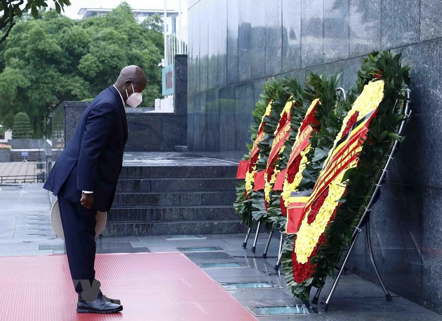Tổng thống Uganda Yoweri Kaguta Museveni đến đặt vòng hoa và vào Lăng viếng Chủ tịch Hồ Chí Minh. (Ảnh: An Đăng/TTXVN) Tổng thống Uganda Yoweri Kaguta Museveni đến đặt vòng hoa và vào Lăng viếng Chủ tịch Hồ Chí Minh. (Ảnh: An Đăng/TTXVN)