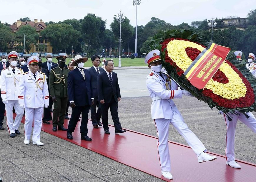 Trước đó, Tổng thống Uganda Yoweri Kaguta Museveni đến đặt vòng hoa và vào Lăng viếng Chủ tịch Hồ Chí Minh. (Ảnh: An Đăng/TTXVN) Trước đó, Tổng thống Uganda Yoweri Kaguta Museveni đến đặt vòng hoa và vào Lăng viếng Chủ tịch Hồ Chí Minh. (Ảnh: An Đăng/TTXVN)