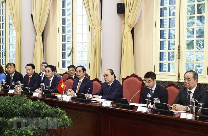 Chủ tịch nước Nguyễn Xuân Phúc phát biểu tại buổi hội đàm với Tổng thống Uganda Yoweri Kaguta Museve. (Ảnh: Thống Nhất/TTXVN) Chủ tịch nước Nguyễn Xuân Phúc phát biểu tại buổi hội đàm với Tổng thống Uganda Yoweri Kaguta Museve. (Ảnh: Thống Nhất/TTXVN)