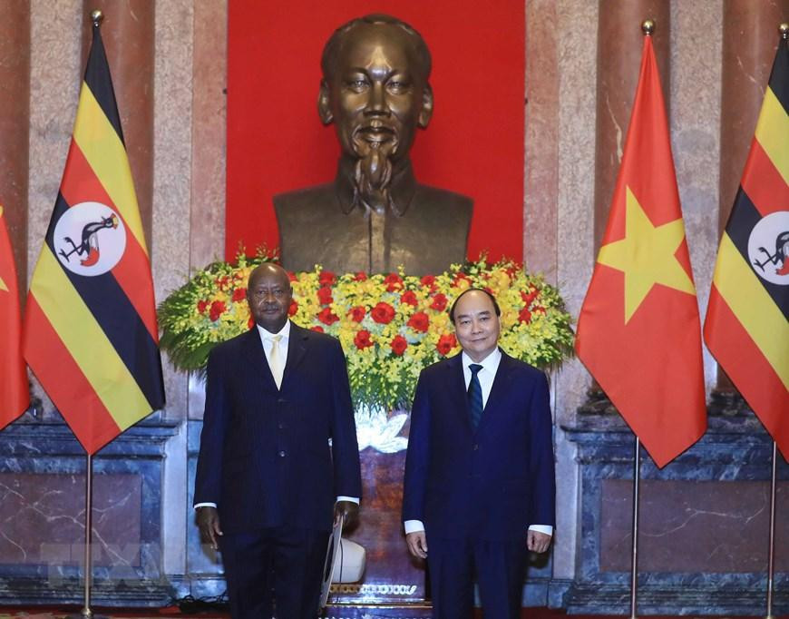 Chủ tịch nước Nguyễn Xuân Phúc đón Tổng thống Uganda Yoweri Kaguta Museve. (Ảnh: Thống Nhất/TTXVN) Chủ tịch nước Nguyễn Xuân Phúc đón Tổng thống Uganda Yoweri Kaguta Museve. (Ảnh: Thống Nhất/TTXVN)
