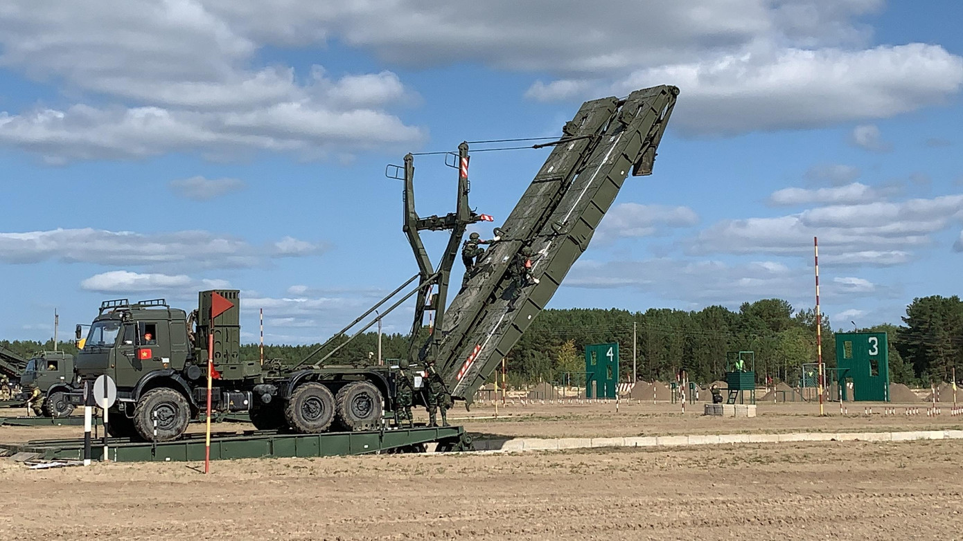 Đội tuyển Công binh QĐND Việt Nam thực hiện phần thi bắc cầu. Ảnh: QĐND Việt Nam Đội tuyển Công binh QĐND Việt Nam thực hiện phần thi bắc cầu. Ảnh: QĐND Việt Nam
