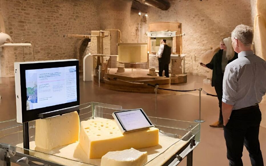 Du khách đến bảo tàng sẽ được tìm hiểu lịch sử, cách chế biến và thưởng thức hương vị của nhiều loại phô mai. Ảnh: Eurotravel.