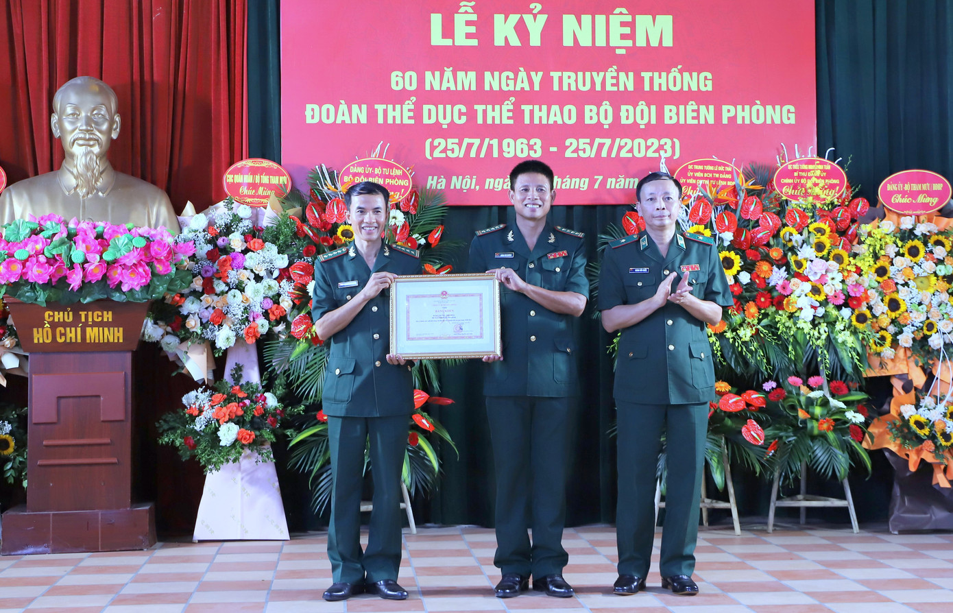 Thiếu tướng Hoàng Hữu Chiến - Phó Tư lệnh kiêm Tham mưu trưởng BĐBP trao Bằng khen của Bộ Tư lệnh BĐBP tặng Đoàn TDTT BĐBP, tại lễ kỷ niệm. Ảnh: Nguyễn Minh Thiếu tướng Hoàng Hữu Chiến - Phó Tư lệnh kiêm Tham mưu trưởng BĐBP trao Bằng khen của Bộ Tư lệnh BĐBP tặng Đoàn TDTT BĐBP, tại lễ kỷ niệm. Ảnh: Nguyễn Minh