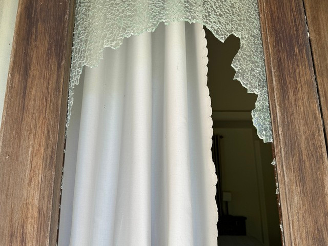 Nhiều cửa kính của căn resort ven biển tại dự án bị vỡ vụn. Nhiều cửa kính của căn resort ven biển tại dự án bị vỡ vụn.