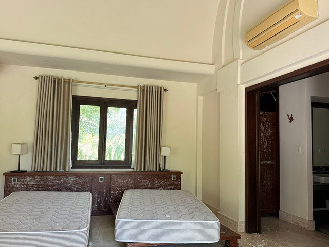 Một số thiết bị, đồ dùng bên trong căn resort vẫn còn để nguyên. Một số thiết bị, đồ dùng bên trong căn resort vẫn còn để nguyên.