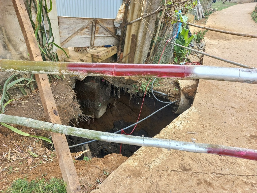 Chính quyền rào chắn khu vực hố tử thần (Ảnh: Lò Sơn). Chính quyền rào chắn khu vực hố tử thần (Ảnh: Lò Sơn).