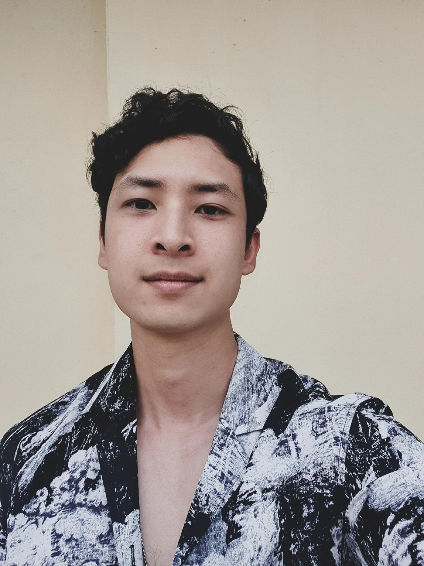 Người mẫu Anh Vũ dành thời gian đọc sách, tập chơi đàn. Ảnh: NVCC.