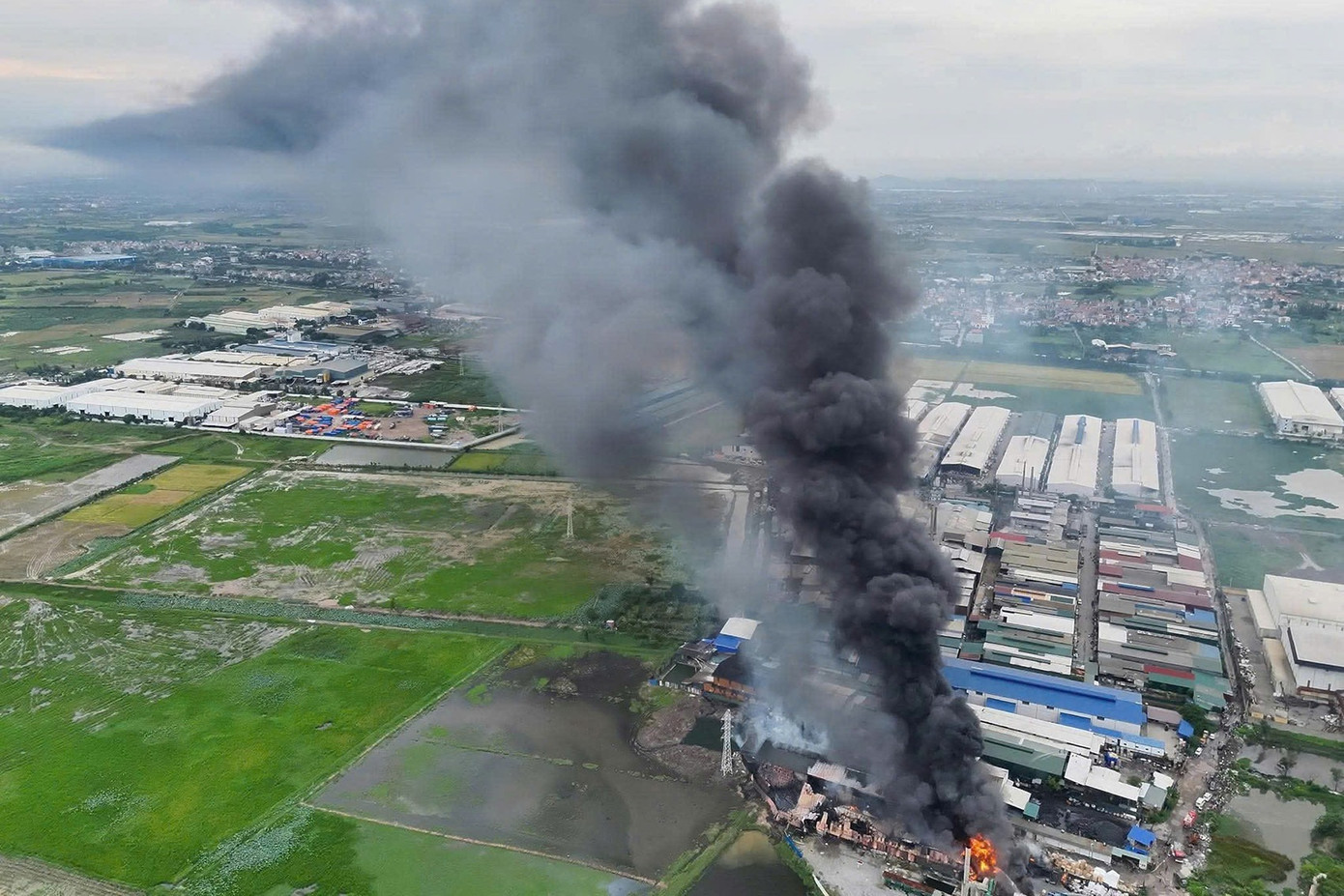 Cột khói cao hàng trăm mét tại thời điểm xảy ra cháy. Ảnh: Lê Trường