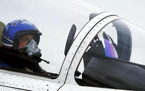 Một phi công trong buồng lái của tiêm kích Su-30SM thuộc đội nhào lộn trên không Hiệp sĩ Nga.