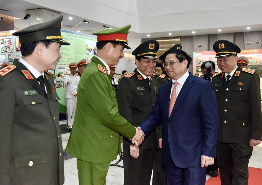 Thủ tướng Phạm Minh Chính với các đồng chí lãnh đạo Bộ Công an. (Ảnh: Phạm Kiên/TTXVN)