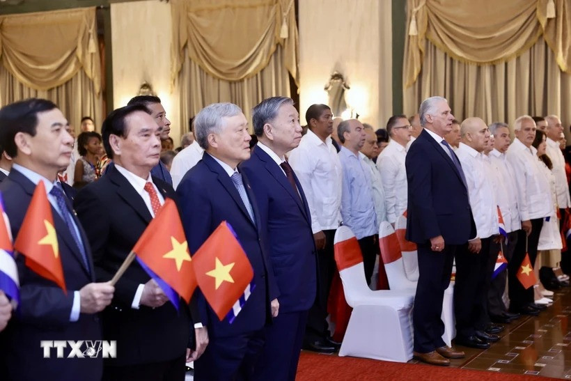 Tổng Bí thư, Chủ tịch nước Tô Lâm, Bí thư thứ nhất Đảng Cộng sản Cuba, Chủ tịch Cuba Miguel Diaz Canel Bermudez và các đại biểu tại buổi gặp gỡ. (Ảnh: Lâm Khánh/TTXVN) Tổng Bí thư, Chủ tịch nước Tô Lâm, Bí thư thứ nhất Đảng Cộng sản Cuba, Chủ tịch Cuba Miguel Diaz Canel Bermudez và các đại biểu tại buổi gặp gỡ. (Ảnh: Lâm Khánh/TTXVN)