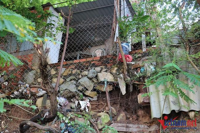 Ngôi nhà nằm trơ đế chân móng, được chắn bằng lưới B40 sơ sài Ngôi nhà nằm trơ đế chân móng, được chắn bằng lưới B40 sơ sài