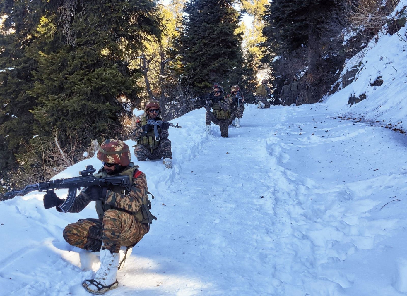 Bộ trưởng Quốc phòng Pakistan lưu ý Ấn Độ đang gia tăng những phát ngôn đe dọa và quân đội Pakistan đã thông báo cho chính phủ về khả năng New Delhi tấn công. Bộ trưởng Quốc phòng Pakistan lưu ý Ấn Độ đang gia tăng những phát ngôn đe dọa và quân đội Pakistan đã thông báo cho chính phủ về khả năng New Delhi tấn công.