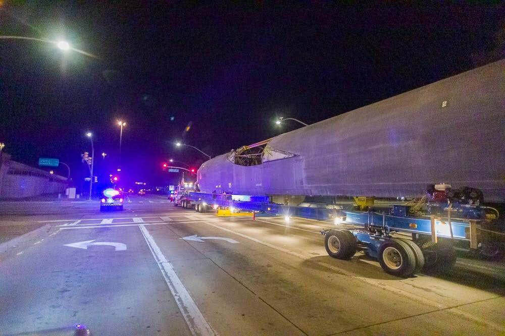 Nhiều người dân cảm thấy bất ngờ khi chiếc máy bay ném bom mang tính biểu tượng của Mỹ di chuyển trên đường