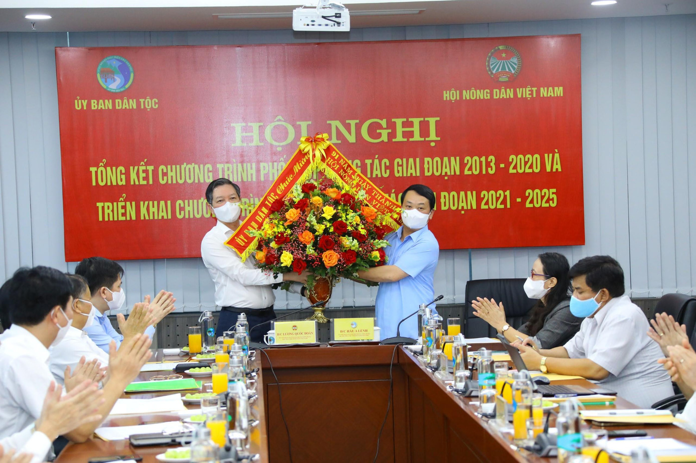 Tại Hội nghị, Bộ trưởng, Chủ nhiệm UBDT Hầu A Lềnh đã trân trọng chúc mừng nhân dịp kỷ niệm ngày Thành lập Hội Nông dân Việt Nam 14/10. Tại Hội nghị, Bộ trưởng, Chủ nhiệm UBDT Hầu A Lềnh đã trân trọng chúc mừng nhân dịp kỷ niệm ngày Thành lập Hội Nông dân Việt Nam 14/10.