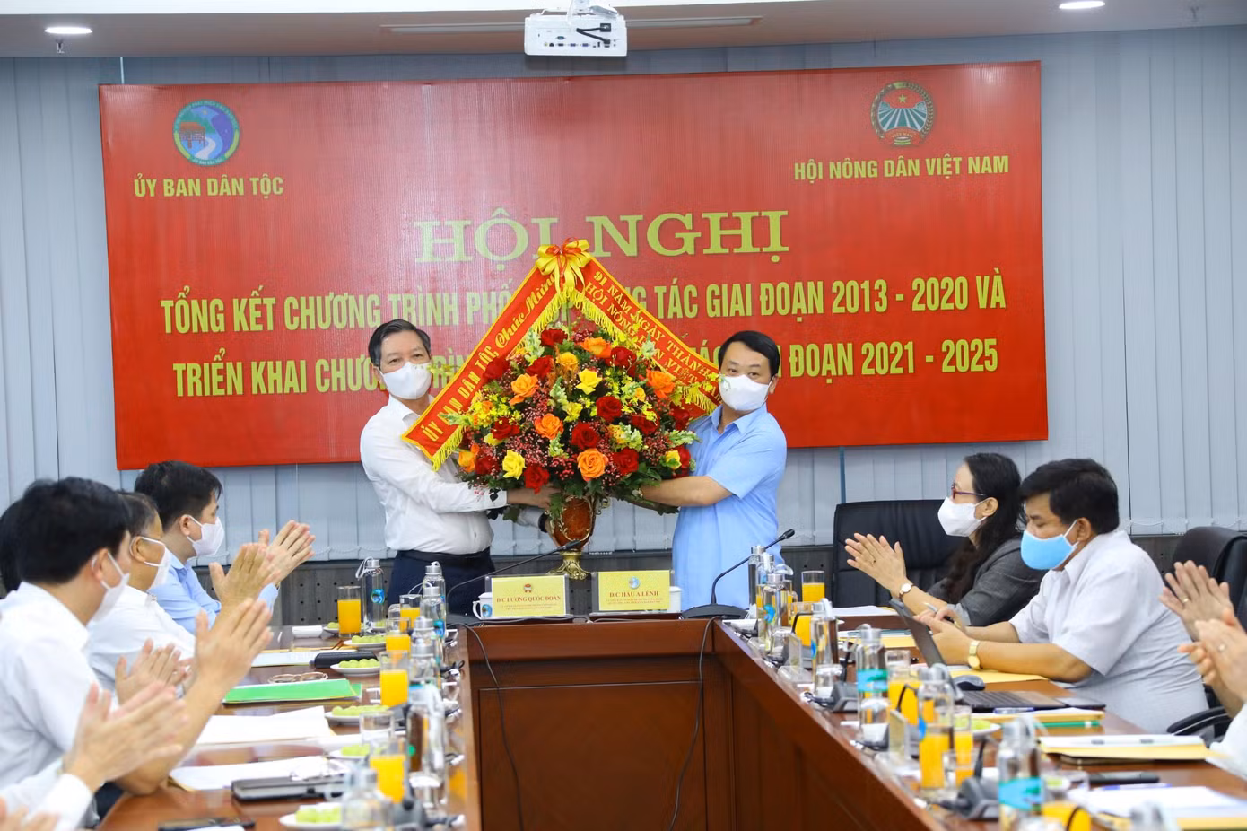 Tại Hội nghị, Bộ trưởng, Chủ nhiệm UBDT Hầu A Lềnh đã trân trọng chúc mừng nhân dịp kỷ niệm ngày Thành lập Hội Nông dân Việt Nam 14/10. Tại Hội nghị, Bộ trưởng, Chủ nhiệm UBDT Hầu A Lềnh đã trân trọng chúc mừng nhân dịp kỷ niệm ngày Thành lập Hội Nông dân Việt Nam 14/10.