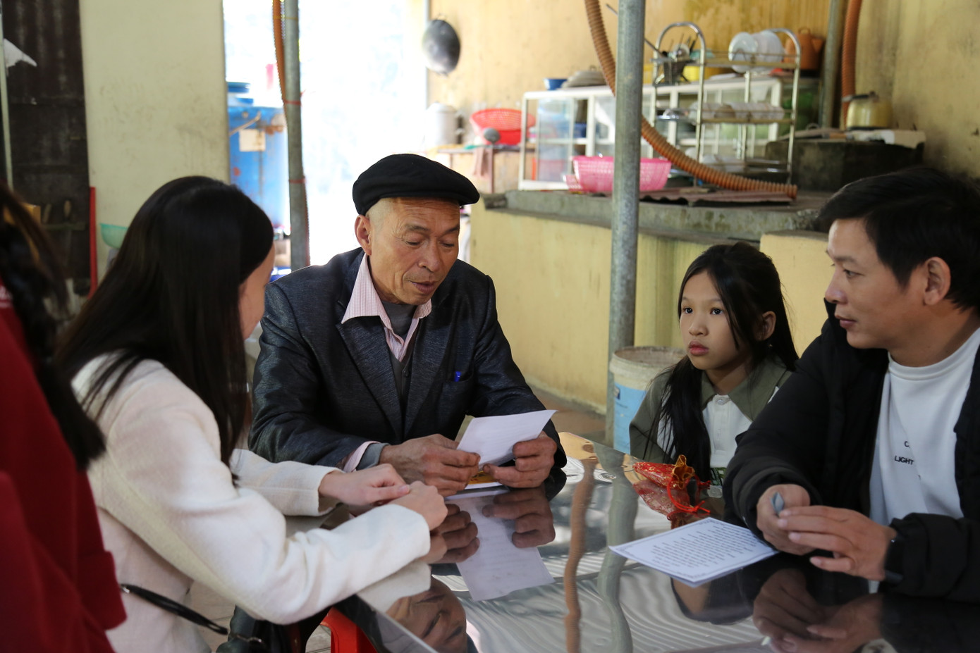 Cả gia đình anh Long không giấu nổi vẻ vui mừng trên khuôn mặt khi vừa rút được tờ quẻ tốt. Anh Long cho biết: "Năm nay tôi rút được quẻ rất tốt nhưng vẫn nhờ thầy giải đáp thêm các hóa giải một số vấn đề..."