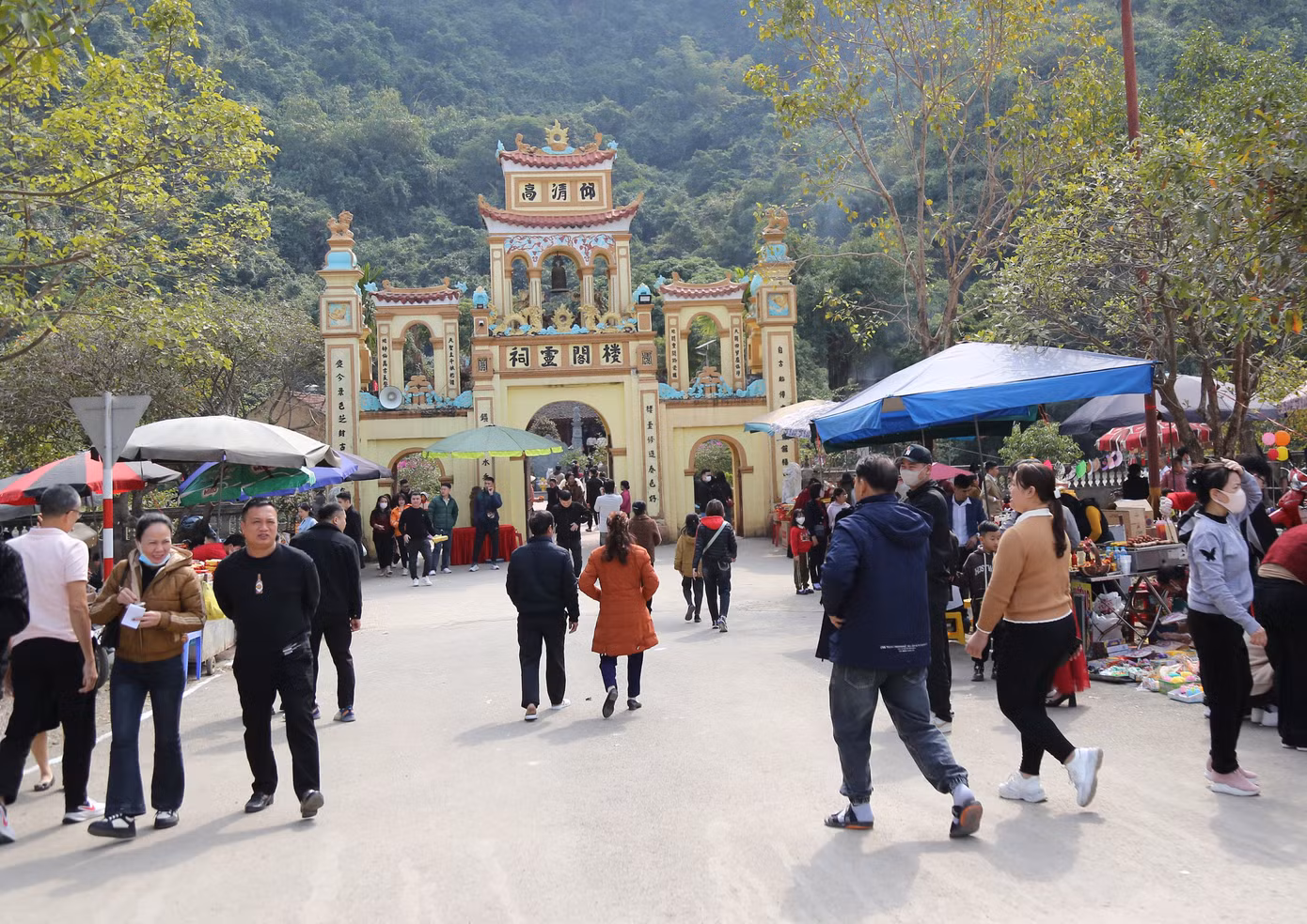 Ngày đầu năm Nguyên đán Ất Tỵ 2025 rất nhiều người dân Ninh Bình đến chiêm bái, cầu an tại đền Vực Vông - một di tích lịch sử văn hóa nằm trong quần thể di tích cố đô Hoa Lư, bên dòng sông Hoàng Long, thuộc thôn Chi Phong - Trường Yên - Hoa Lư, Ninh Bình.