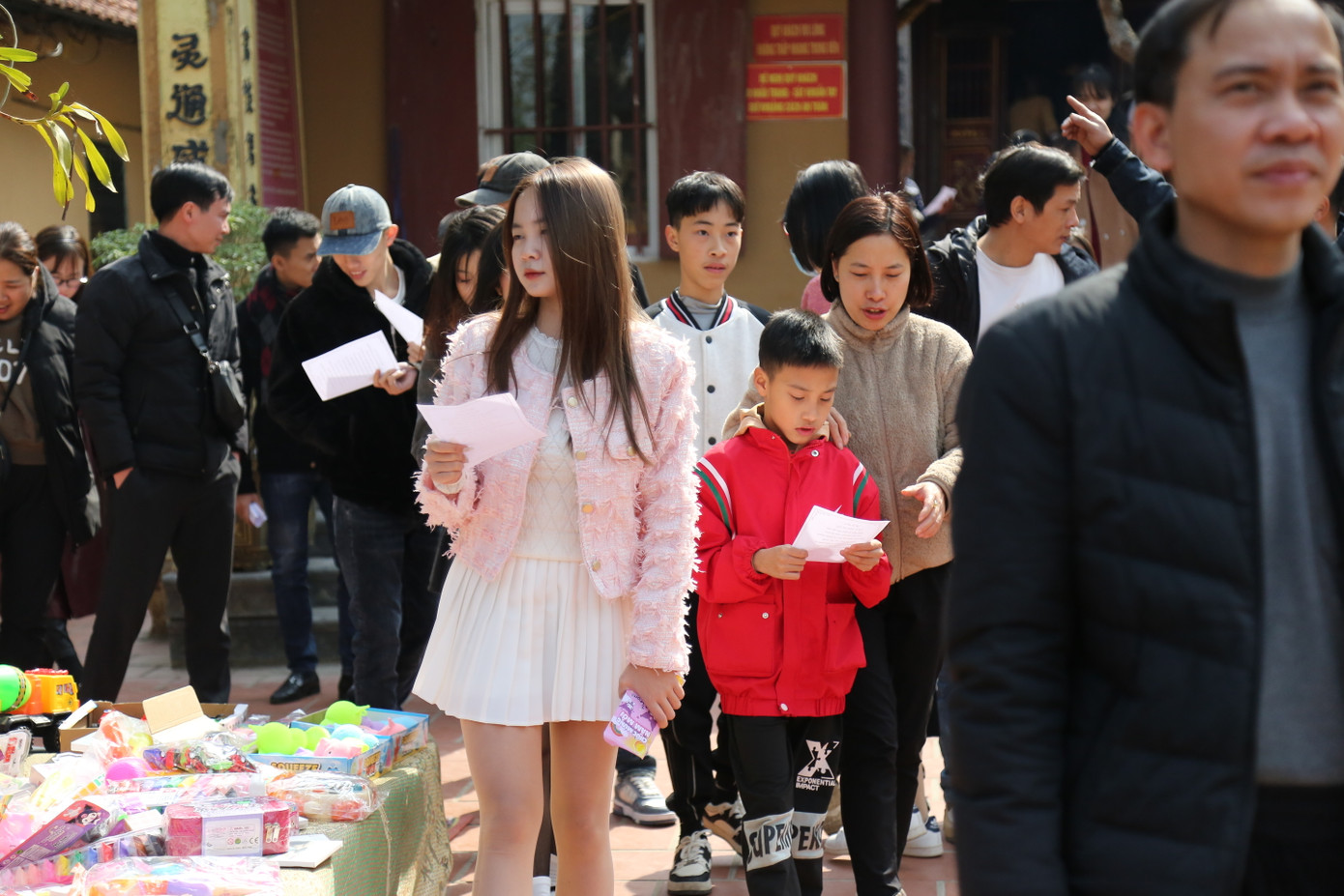 Ngày đầu năm mới, từ sáng sớm đến tối mịt, người dân chen nhau đến đền chiêm bái và xin quẻ. Con đường dẫn vào đền dòng người nối đuôi nhau nườm nượp như nêm cối.