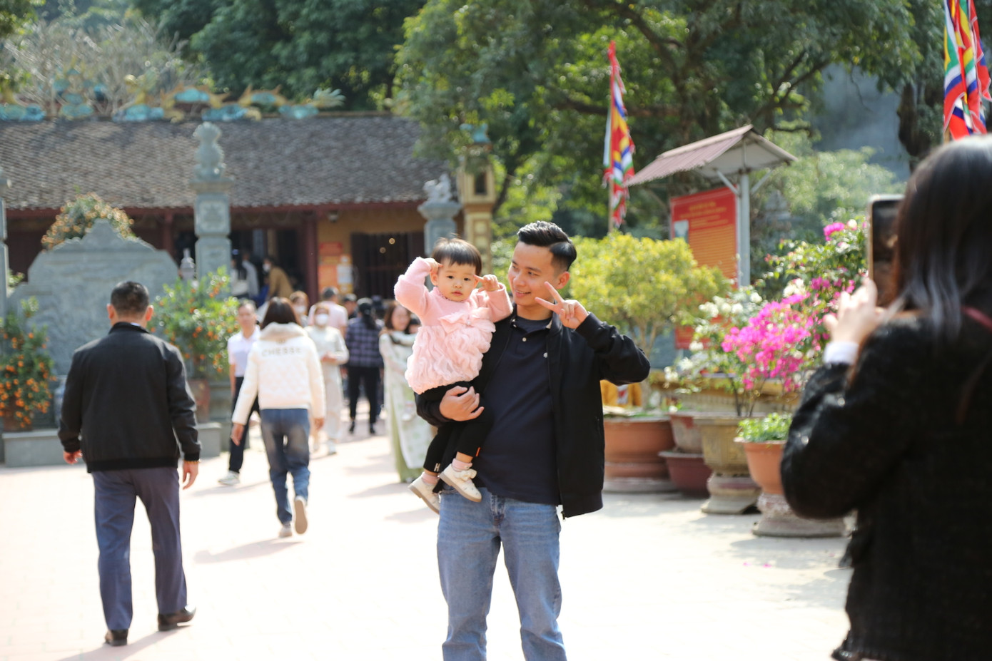 Ngày đầu năm mới, thời tiết se lạnh, nắng ráo thuận lợi cho người dân tham quan, vãn cảnh.