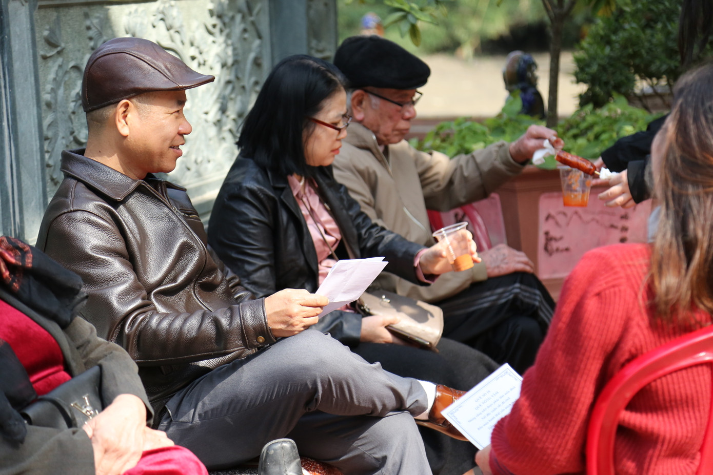 Việc rút quẻ cầu bình an là phong tục đã được nhân dân ta lưu giữ từ lâu và trở thành nét đẹp văn hóa mỗi dịp tết đến, xuân về. Cầm lá quẻ trên tay ai cũng mong ước về một năm mới an lành, sung túc bên gia đình.