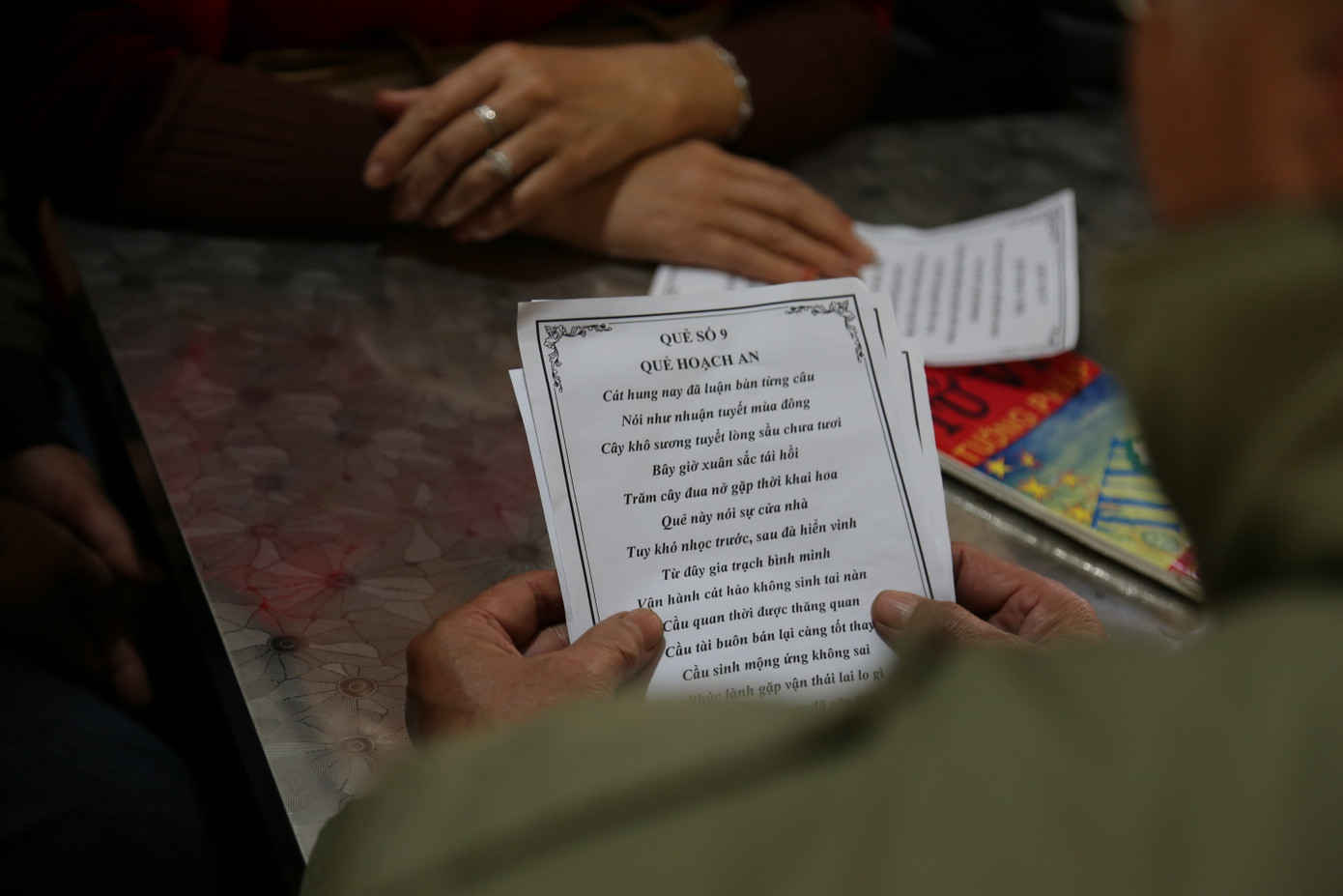 Theo một sư thầy tại đền, những năm trước nội dung quẻ được viết theo lối Hán Nôm, nhưng vài năm gần đây được viết theo thể thơ lục bát, câu chữ đơn giản dễ hiểu hơn trước.