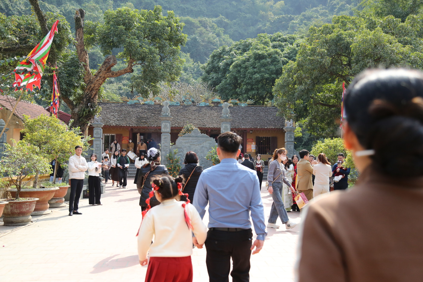 Đền Vực Vông thờ bà Mẫu Thoải được xây dựng từ thế kỷ 16 là nơi du khách thường tới để chiêm bái, xin quẻ.