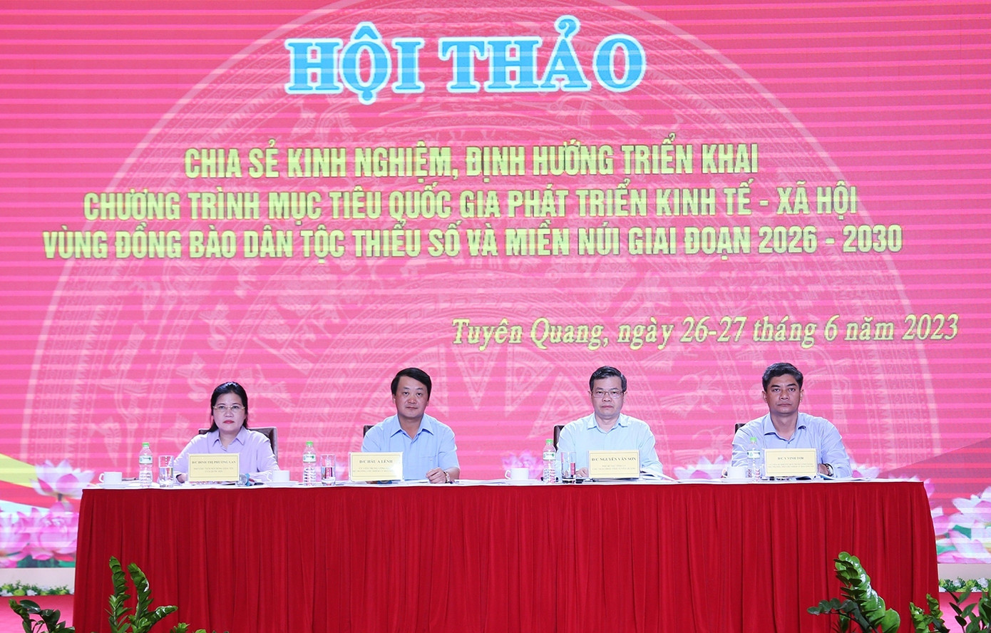 Bộ trưởng, Chủ nhiệm UBDT Hầu A Lềnh; Phó Chủ tịch Hội đồng Dân tộc của Quốc hội Đinh Thị Phương Lan; Thứ trưởng, Phó Chủ nhiệm UBDT Y Vinh Tơr và Phó Bí thư Tỉnh ủy, Chủ tịch UBND tỉnh Tuyên Quang Nguyễn Văn Sơn đồng chủ trì Hội thảo Bộ trưởng, Chủ nhiệm UBDT Hầu A Lềnh; Phó Chủ tịch Hội đồng Dân tộc của Quốc hội Đinh Thị Phương Lan; Thứ trưởng, Phó Chủ nhiệm UBDT Y Vinh Tơr và Phó Bí thư Tỉnh ủy, Chủ tịch UBND tỉnh Tuyên Quang Nguyễn Văn Sơn đồng chủ trì Hội thảo