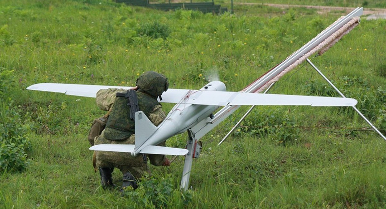Binh lính Nga thử nghiệm UAV Orlan 10. Ảnh: DE