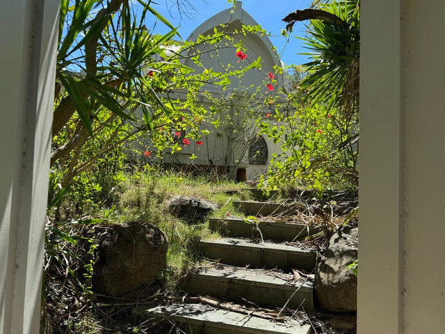 Lối vào các biệt thự bị cây cỏ che kín. Lối vào các biệt thự bị cây cỏ che kín.