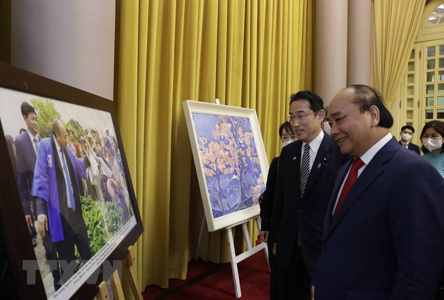 Chủ tịch nước Nguyễn Xuân Phúc và Thủ tướng Nhật Bản Kishida Fumio xem một số hình ảnh về quan hệ Việt Nam – Nhật Bản. (Ảnh: Thống Nhất/TTXVN)