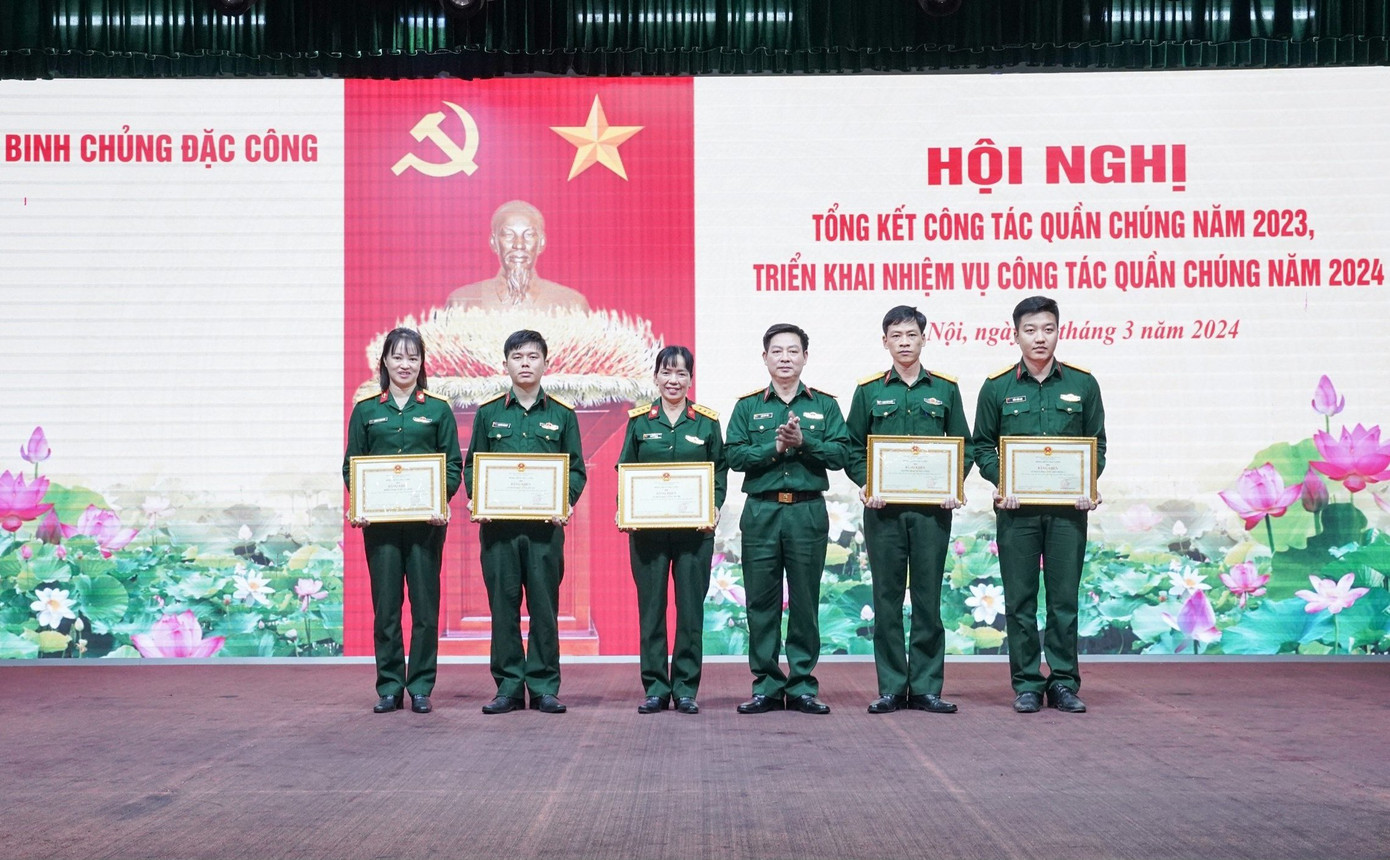 Lãnh đạo Binh chủng Đặc công trao thưởng các tập thể, cá nhân có thành tích xuất sắc, tại Hội nghị Tổng kết công tác quần chúng năm 2023. Lãnh đạo Binh chủng Đặc công trao thưởng các tập thể, cá nhân có thành tích xuất sắc, tại Hội nghị Tổng kết công tác quần chúng năm 2023.