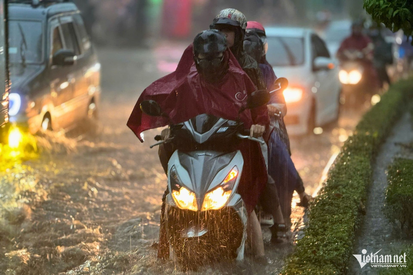 Mưa lớn đã làm cho các tuyến đường trọng yếu như Đồng Khởi, Bùi Văn Hòa, Nguyễn Khuyến, Nguyễn Văn Tiên, Hoàng Văn Bổn, quốc lộ 1, quốc lộ 51 và 1K ngập nước, gây không ít khó khăn cho người tham gia giao thông.