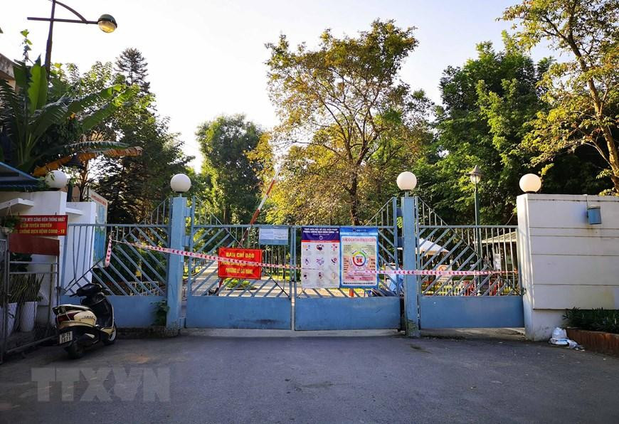 Cổng công viên Thống Nhất ở đường Đại Cồ Việt, Trần Nhân Tông, Lê Duẩn, Nguyễn Đình Chiểu đều đã chăng dây, đặt biển báo. (Ảnh: Thanh Tùng/TTXVN)